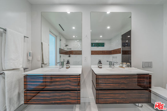511 N Rexford Drive, Beverly Hills CA: https://media.crmls.org/mediaz/8121f589-6269-4886-8703-e91a89a98ffa.jpg