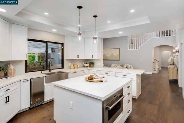 3284 Blackhawk Meadow Dr, Danville CA: https://media.crmls.org/mediaz/81222ef0-e5c9-4a54-8d2e-36a5fca13752.jpg