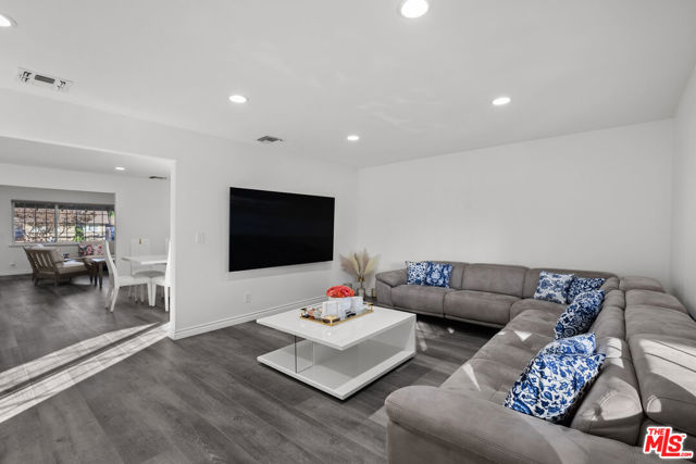 18352 Donmetz Street, Porter Ranch CA: https://media.crmls.org/mediaz/81226edb-5c93-4516-bddd-633eabc8d732.jpg