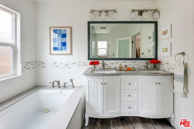 1774 Washington Way, Venice CA: https://media.crmls.org/mediaz/81227105-df4e-4cb5-ab43-5a0add6dc7d3.jpg