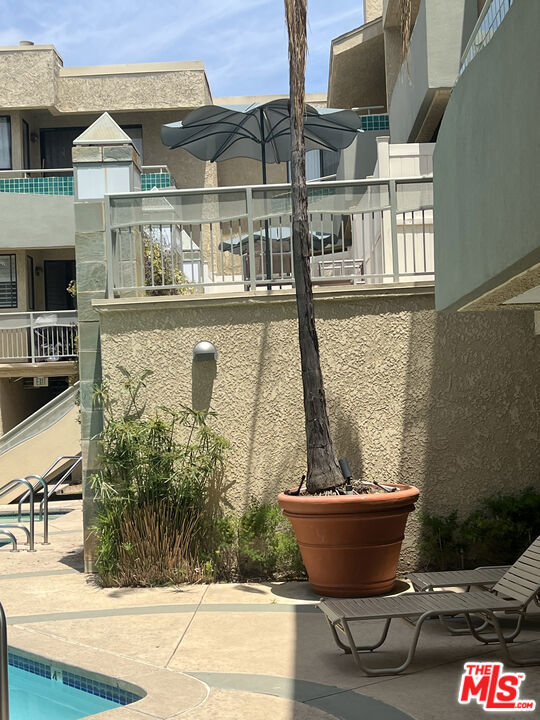 19009 Sherman Way, Reseda CA: https://media.crmls.org/mediaz/812334b1-1780-4d7c-b655-0dccbbba0402.jpg