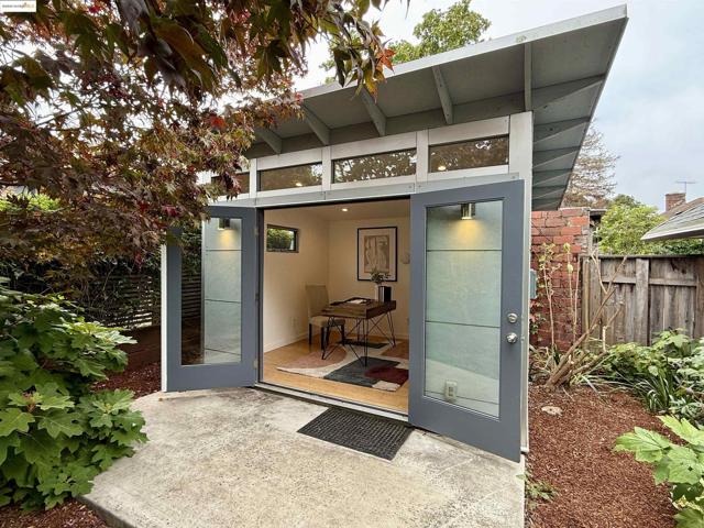 408 Euclid Ave, Oakland CA: https://media.crmls.org/mediaz/81238d80-7a70-4c6c-9dc6-0a8fd730be8a.jpg
