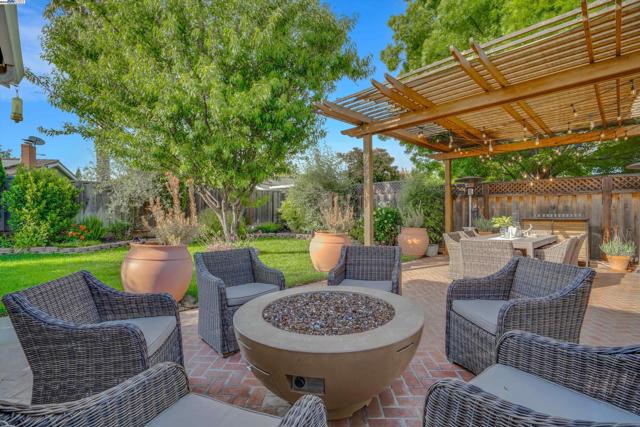 3644 Ashwood Drive, Pleasanton CA: https://media.crmls.org/mediaz/8124020a-c938-4c42-9e36-cd1acf75146e.jpg