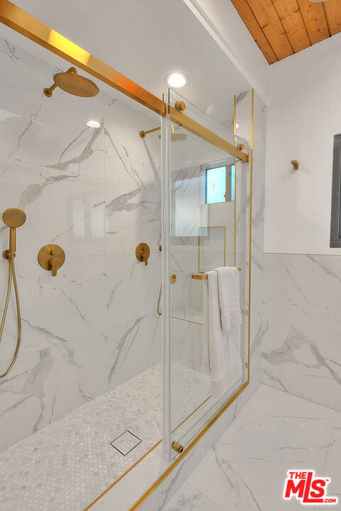 3804 Duray Place, Los Angeles CA: https://media.crmls.org/mediaz/81241290-6676-47f6-a08e-759a61c36cef.jpg