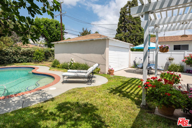 5831 BURNET Avenue photo 8