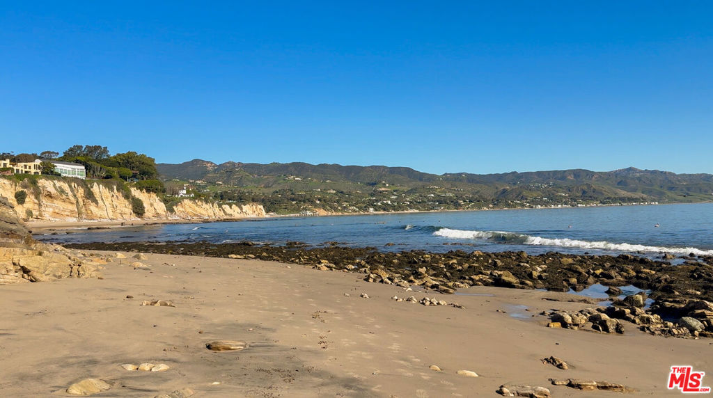 https://media.crmls.org/mediaz/81259068-c3f8-4dab-9257-1d915b5f8455.jpg?preset=X-Large