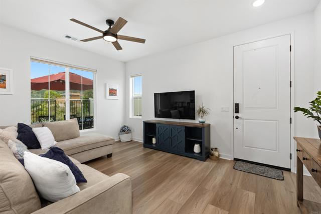 Detail Gallery Image 9 of 43 For 35254 Blossom Pl, Fallbrook,  CA 92028 - 4 Beds | 2/1 Baths