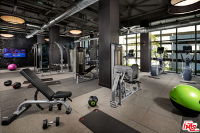 687 S Hobart Boulevard, Los Angeles CA: https://media.crmls.org/mediaz/8125dee0-fb1f-4af1-859b-2e15c15dec0e.jpg