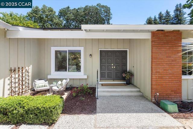 115 Saint Jean Ct, Danville CA: https://media.crmls.org/mediaz/8126663f-d207-4395-9ee3-e9418fae0dcd.jpg