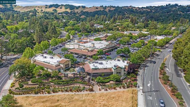 1952 Montclair Court, Walnut Creek CA: https://media.crmls.org/mediaz/812773e9-cb39-4c4d-a1cb-c00fbbb55fbd.jpg
