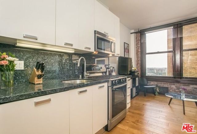460 S Spring Street, Los Angeles CA: https://media.crmls.org/mediaz/81280b30-33f2-4d04-9948-594b7193c98d.jpg