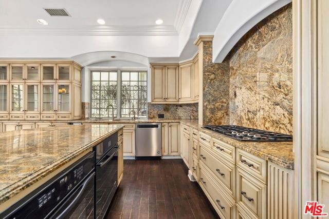 16718 Via Pacifica, Pacific Palisades CA: https://media.crmls.org/mediaz/81284afa-57b8-45aa-8188-d660011ad1c8.jpg