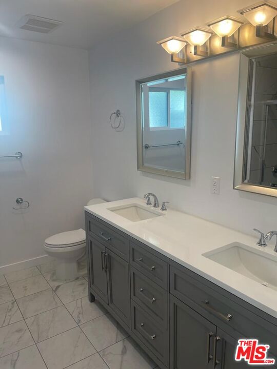 4522 Mammoth Avenue, Sherman Oaks CA: https://media.crmls.org/mediaz/81289685-bc1b-49d9-a529-884ae19e84c1.jpg