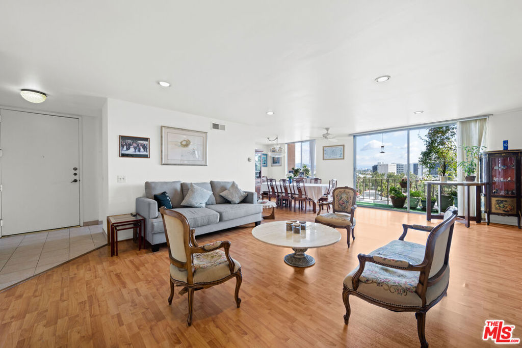 100 S Doheny Drive #512