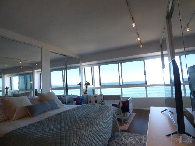 939 Coast Blvd, La Jolla CA: https://media.crmls.org/mediaz/81289899-f4f3-424c-88bf-1cb7d06be20d.jpg