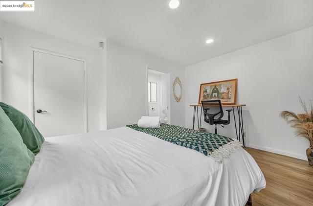 2162 35th Avenue, Oakland CA: https://media.crmls.org/mediaz/81295880-0269-4d6a-ac86-88c10fb15c58.jpg