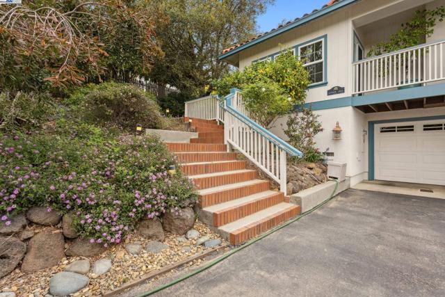 3565 Star Ridge Rd, Hayward CA: https://media.crmls.org/mediaz/812b6b98-162c-4af8-8a2e-910a3ab55bb0.jpg