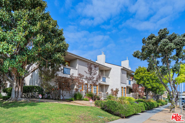 2016 Euclid Street, Santa Monica CA: https://media.crmls.org/mediaz/812c0266-c63d-48cf-a061-03e854062a81.jpg