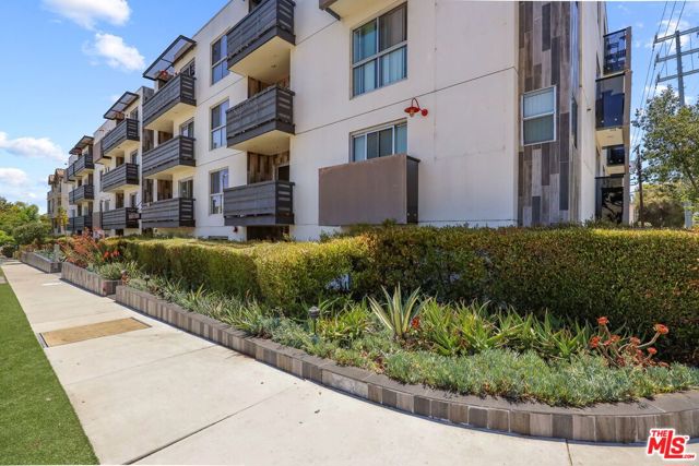 1301 Brockton Avenue, Los Angeles CA: https://media.crmls.org/mediaz/812cdbb8-c40a-463b-9a24-f67843f0e7da.jpg
