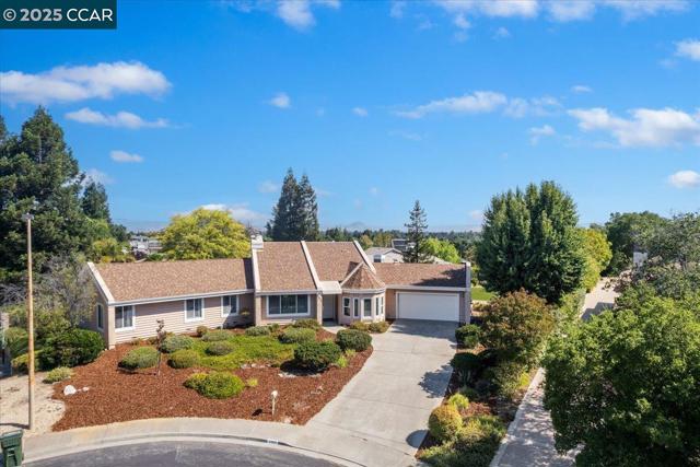 2323 Grosvenor Heights Ct, Livermore CA: https://media.crmls.org/mediaz/812d9e77-6f69-4f7b-8835-e264c19fb664.jpg