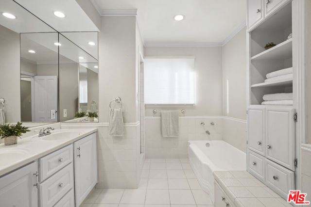 6002 Jumilla Avenue, Woodland Hills CA: https://media.crmls.org/mediaz/812e4ce6-a99a-480e-a593-9dbda72a152f.jpg