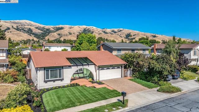45548 Cherokee Ln, Fremont CA: https://media.crmls.org/mediaz/812ea9da-88a0-4538-9d8a-a1296a197e8f.jpg