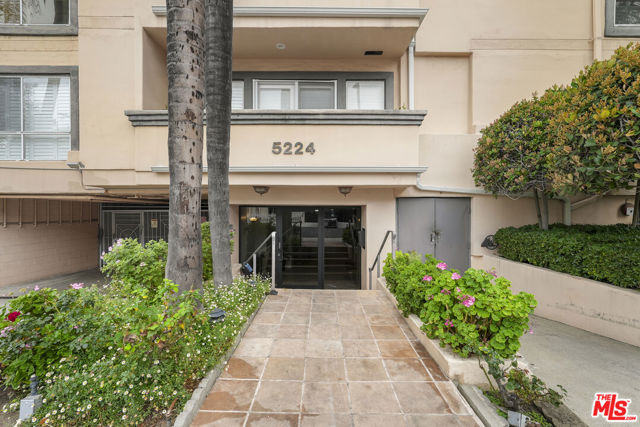 5224 Zelzah Avenue, Encino CA: https://media.crmls.org/mediaz/812fcdc7-e46e-4ed7-ab35-18fe8a4ca7f4.jpg