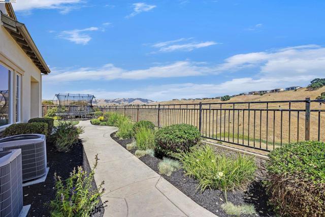 1359 Monterosso St, Danville CA: https://media.crmls.org/mediaz/8130a99e-dfc6-456c-872a-ba88a09cfb3b.jpg