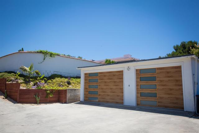 1047 Highland Dr, Del Mar CA: https://media.crmls.org/mediaz/8130d5ab-b1c1-4fac-b90e-859798c0afd5.jpg