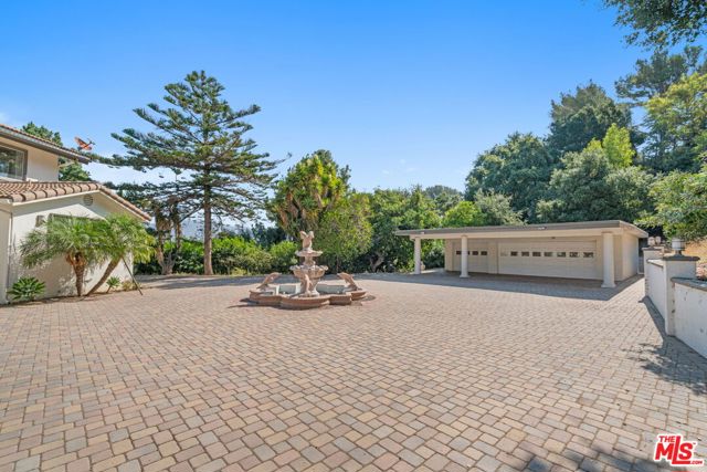 3200 Oakley Drive, Los Angeles CA: https://media.crmls.org/mediaz/81314dac-56b4-4f85-b4e5-ff2768a9291b.jpg