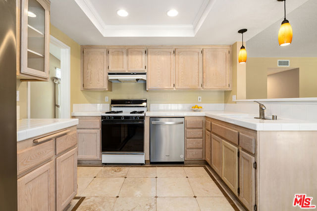 27050 Riversbridge Way, Valencia CA: https://media.crmls.org/mediaz/813214fc-351c-4f98-8209-d7e3633587bb.jpg