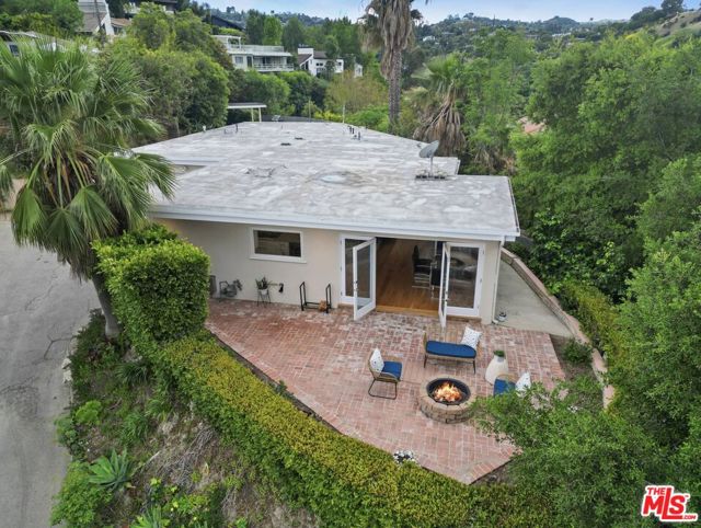 15224 Encanto Drive, Sherman Oaks CA: https://media.crmls.org/mediaz/81329531-5b0e-4596-81aa-2a298bf458a8.jpg