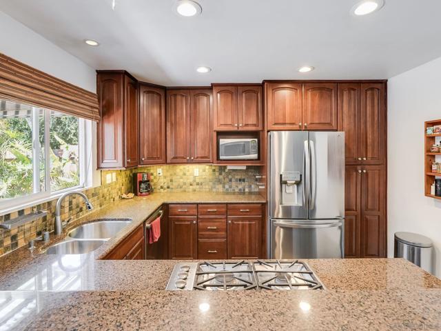 1080 Aloha Dr, Encinitas CA: https://media.crmls.org/mediaz/8132c02c-7b8e-4547-b205-23a044b67065.jpg