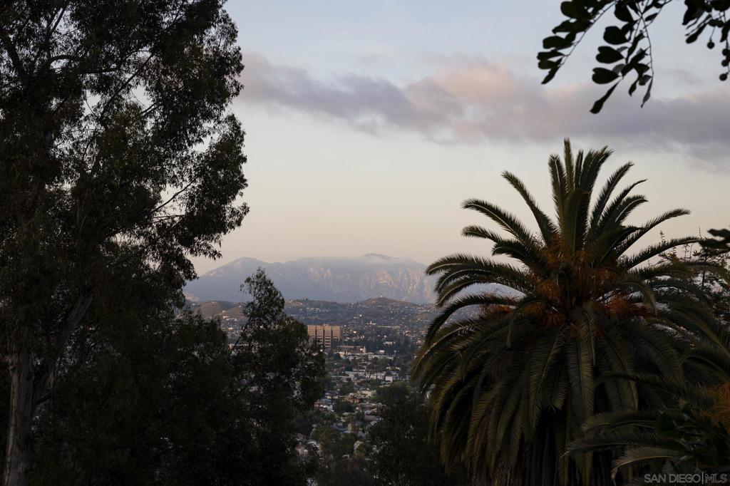 https://media.crmls.org/mediaz/81342bdd-9bde-419a-8672-9f589423d2eb.jpg?preset=X-Large