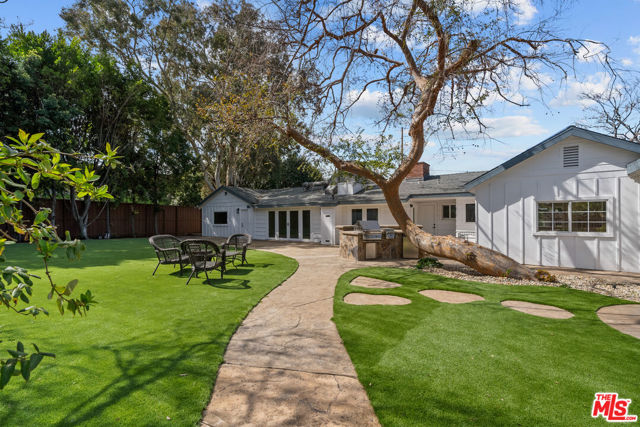 5656 Penfield Avenue, Woodland Hills CA: https://media.crmls.org/mediaz/8134b679-91cb-47db-892e-544289f373fb.jpg