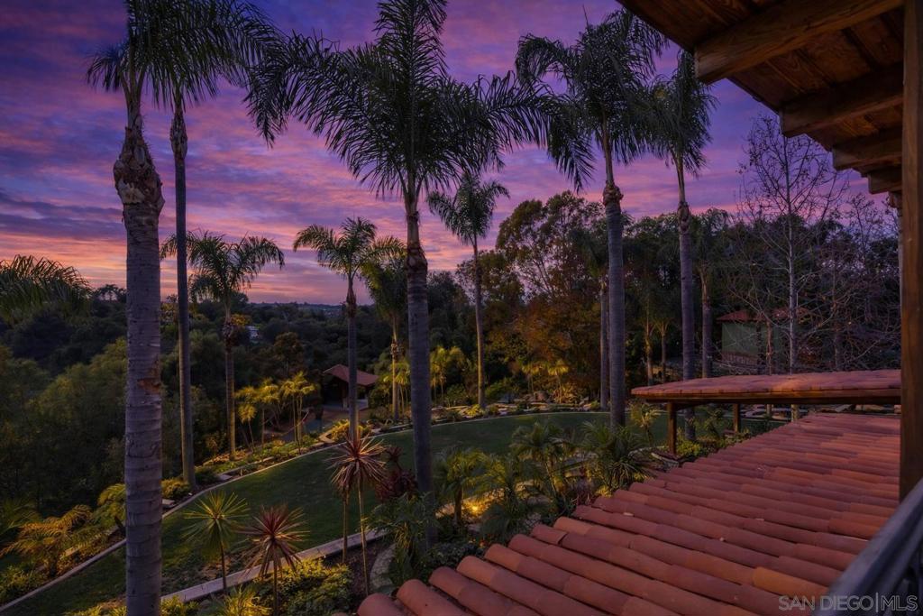 https://media.crmls.org/mediaz/8134ccd8-9982-4388-b92a-0129e015d8f3.jpg?preset=X-Large