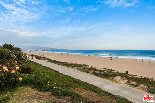 755 31st Street, Manhattan Beach CA: https://media.crmls.org/mediaz/8135003f-e2f6-4755-a006-640413e6db7a.jpg