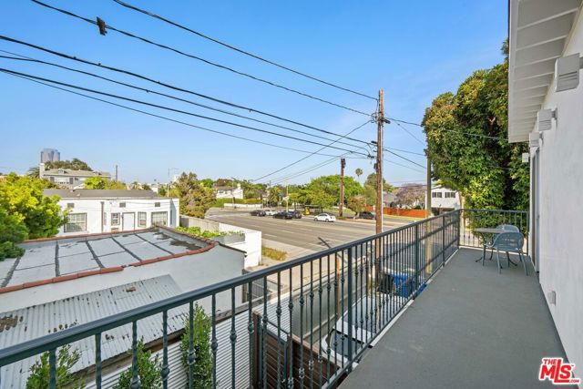 10623 W Olympic Boulevard, Los Angeles CA: https://media.crmls.org/mediaz/8135ffc1-f2ee-4e6c-9639-5c85466828a7.jpg