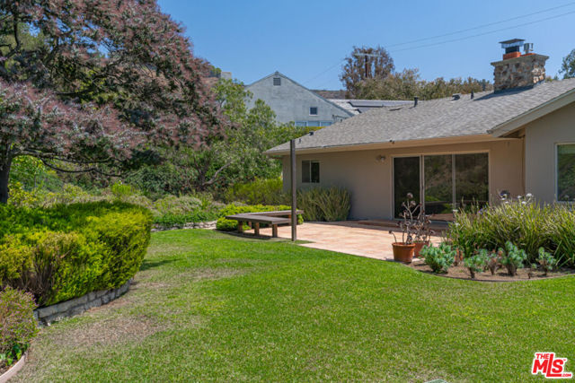 1053 Maroney Lane, Pacific Palisades CA: https://media.crmls.org/mediaz/813683e8-6362-49ca-b193-2a8ce7ecd302.jpg