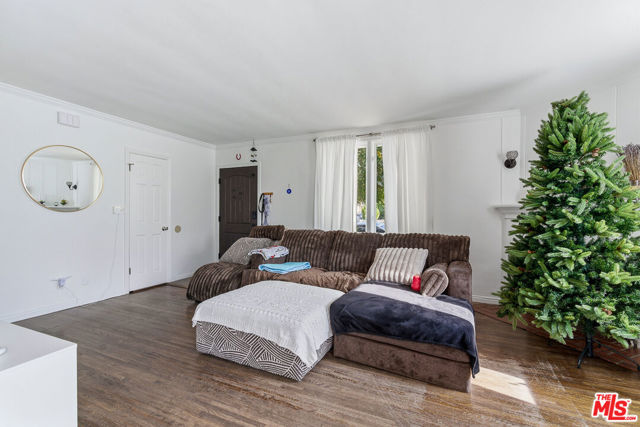 611 N Buena Vista Street, Burbank CA: https://media.crmls.org/mediaz/81374d86-cd5d-43b9-a13d-238281c4c540.jpg