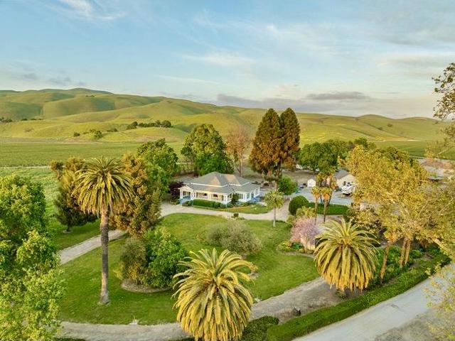 610 San Felipe Road, Gilroy CA: https://media.crmls.org/mediaz/81379539-32a1-4f61-ad66-c5fdd16690a8.jpg
