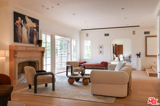628 N Elm Drive, Beverly Hills CA: https://media.crmls.org/mediaz/81392b6f-6461-4a63-a910-1c76296caa19.jpg
