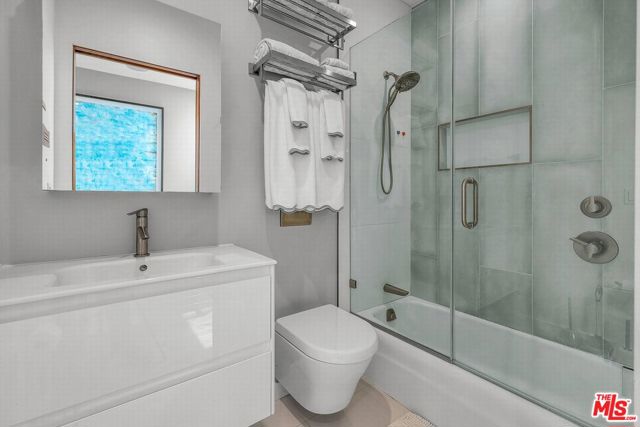 749 Oxford Ave Avenue, Venice CA: https://media.crmls.org/mediaz/813a13e0-1a54-4fb1-bfb7-5f3d57996a6d.jpg