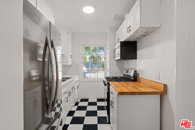 148 S Mccarty Drive, Beverly Hills CA: https://media.crmls.org/mediaz/813a2e77-1f2f-47de-a9b3-8c7cdc78f6b2.jpg
