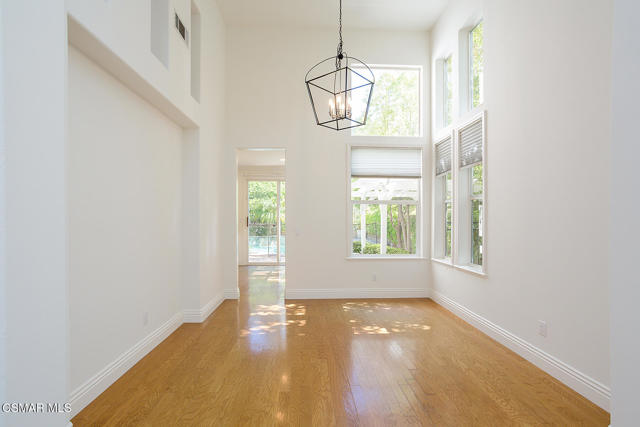 1034 Lambourne Place, Oak Park CA: https://media.crmls.org/mediaz/813a7859-686e-454f-95de-2240eeb30ac7.jpg