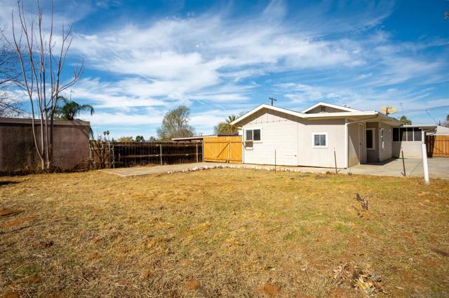 12643 Castle Court Dr, Lakeside CA: https://media.crmls.org/mediaz/813aa90a-d9cf-4a90-879e-b8ff35e2b8a6.jpg