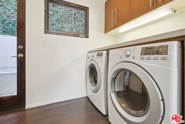 1527 Marmont Avenue, Los Angeles CA: https://media.crmls.org/mediaz/813b2187-fe6c-4bd6-b6c7-4a4d3404dec9.jpg
