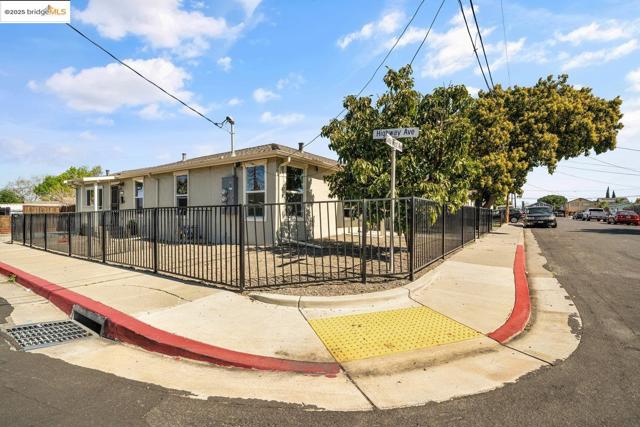 96 Highway Avenue, Bay Point CA: https://media.crmls.org/mediaz/813b8b0b-d264-4f32-b784-e80476bb0590.jpg