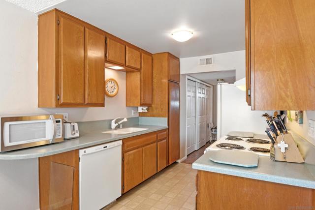 450 W W Vermont Ave, Escondido CA: https://media.crmls.org/mediaz/813be943-4302-4eb9-aa9d-30a0be06a3e5.jpg