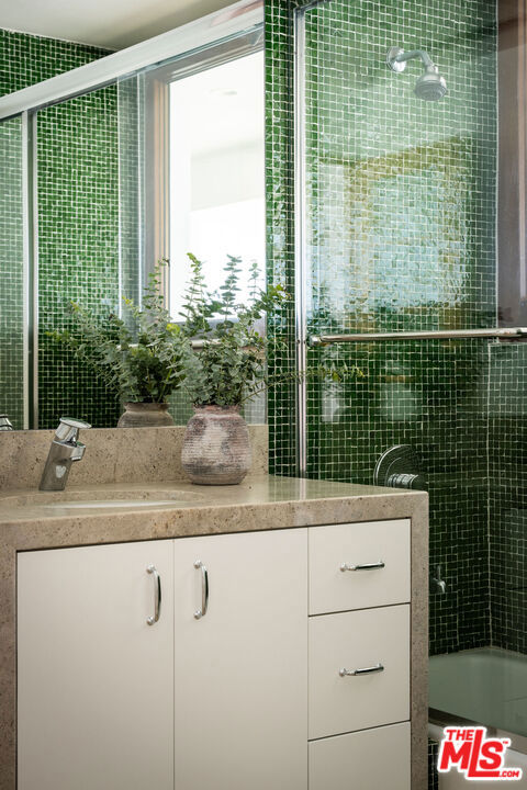 26520 Latigo Shore Drive, Malibu CA: https://media.crmls.org/mediaz/813df139-f8da-4687-9404-af064432030b.jpg